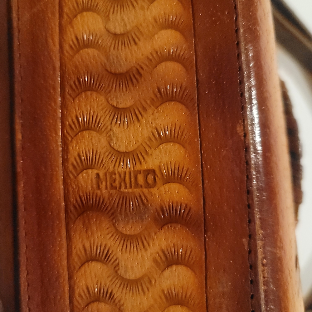 Leather Sholder Bag With Floral Design Made In Mexico Size 9x4.5x4.5 - Picture 5 of 6